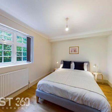 Redhill Town Centre Apartment By Livingo Extérieur photo