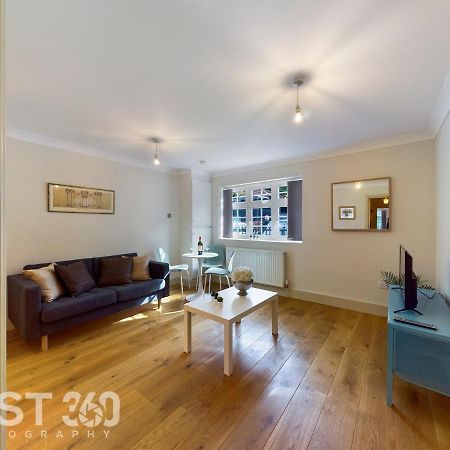 Redhill Town Centre Apartment By Livingo Extérieur photo