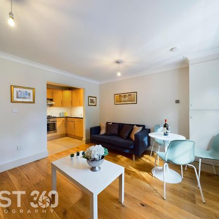 Redhill Town Centre Apartment By Livingo Extérieur photo