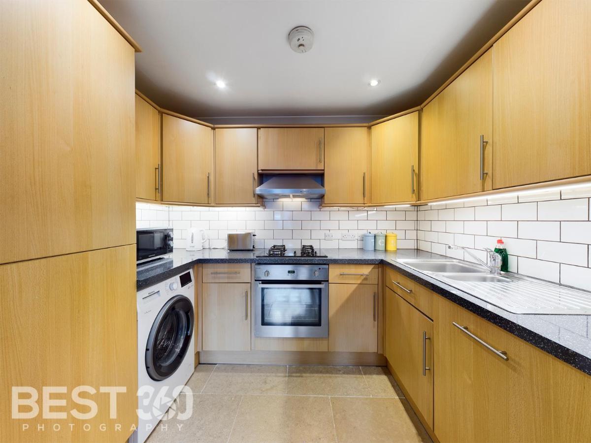Redhill Town Centre Apartment By Livingo Extérieur photo