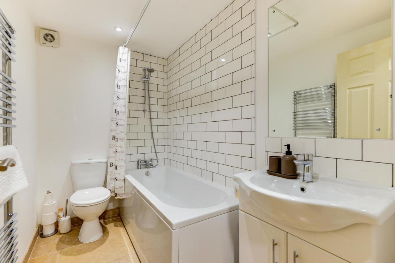 Redhill Town Centre Apartment By Livingo Extérieur photo